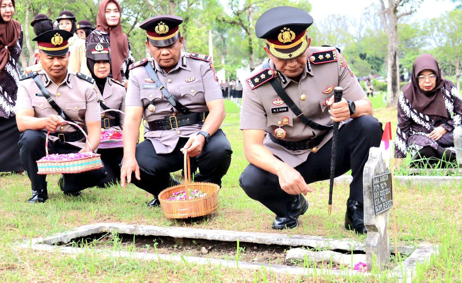 Jelang HUT ke-78 Bhayangkara, Kapolres Lumajang dan Jajaran Ziarah ke TMP Kusuma Bangsa