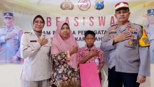 Polri Peduli Pendidikan, Kapolsek Kedamean Berikan Beasiswa dalam Rangka Hari Bhayangkara ke-78