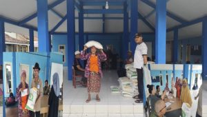 357 KPM Bersyukur Saat Menerima Bantuan Beras Yang Disalurkan Langsung Melalui Kepala Desa Ambulu