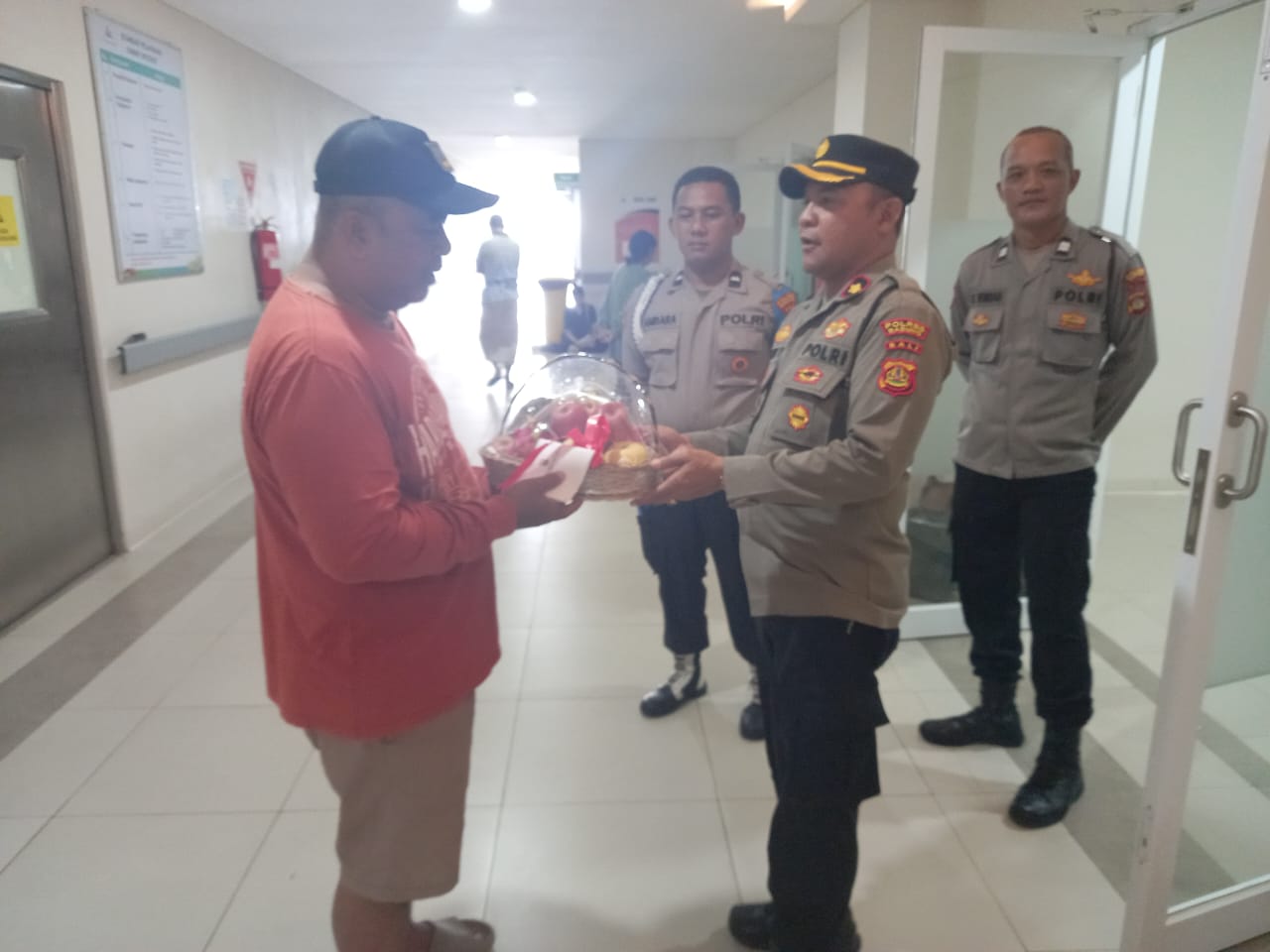Kapolsek Mengwi Jenguk Keluarga Anggota Yang Sedang Sakit