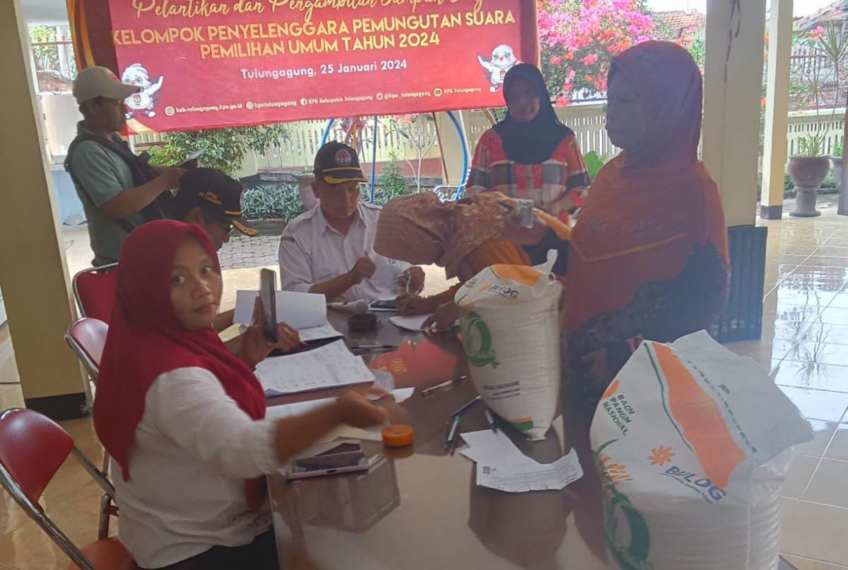 Pemdes Krosok Kembali Salurkan Bantuan Pangan Cadangan Beras Pemerintah