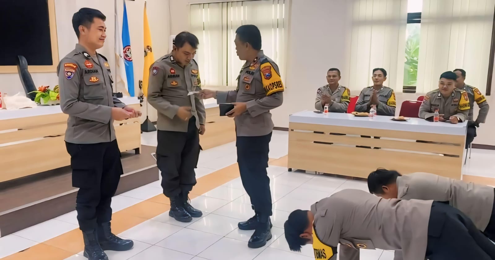 Motivasi Kinerja Bhabinkamtibmas Polres Probolinggo Terapkan Reward dan Punishment