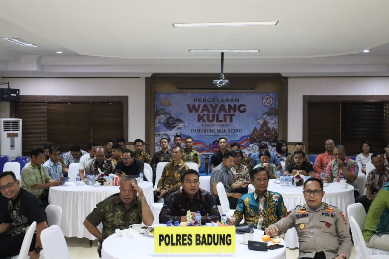 Wakapolres Badung Kompol Prama Bersama Tokoh Masyarakat Nobar Pagelaran Wayang