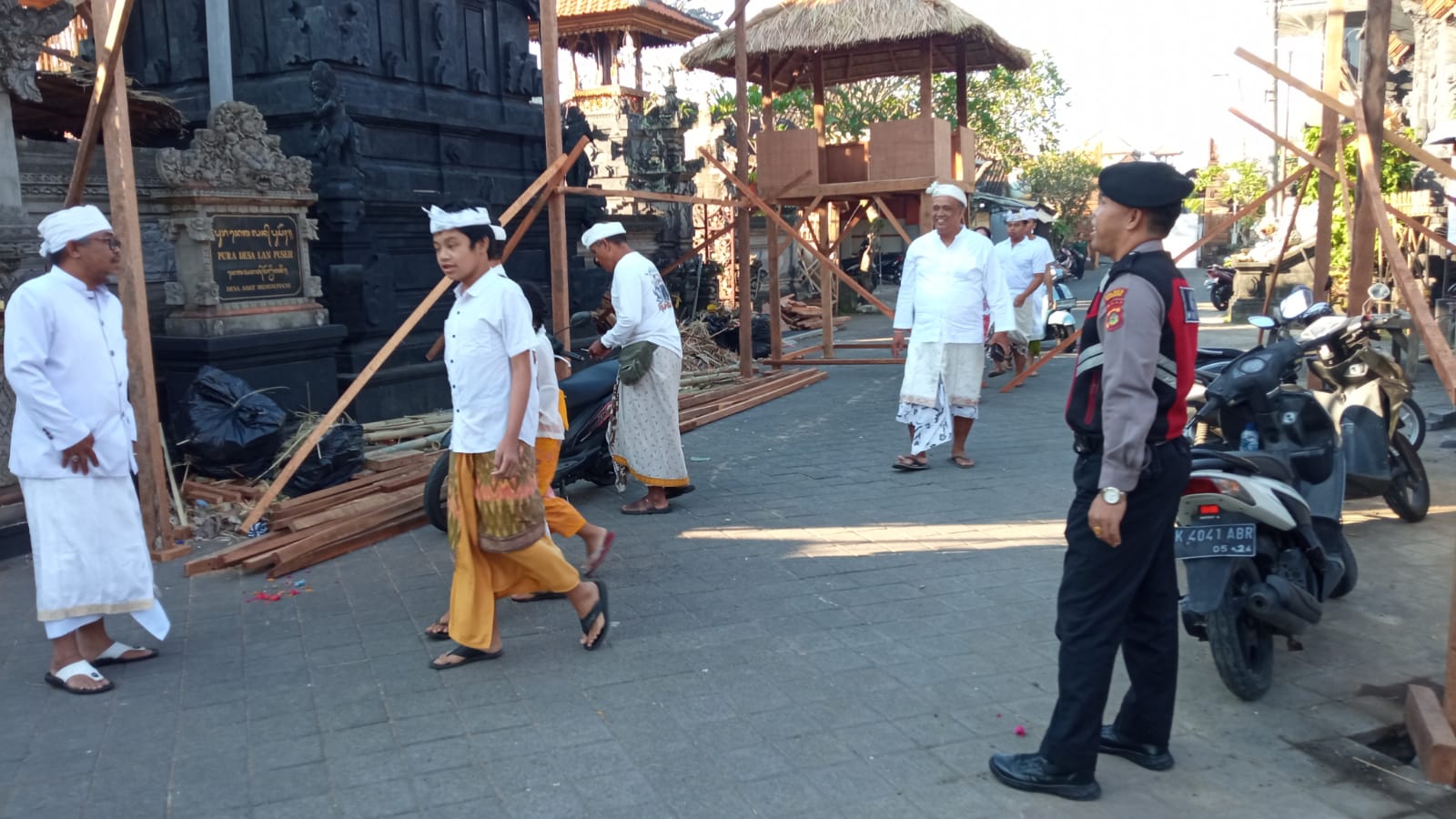 Sat Samapta Polres Badung Beri Rasa Aman Masyarakat Melakukan Persembahyangan Hari Raya Pagerwesi