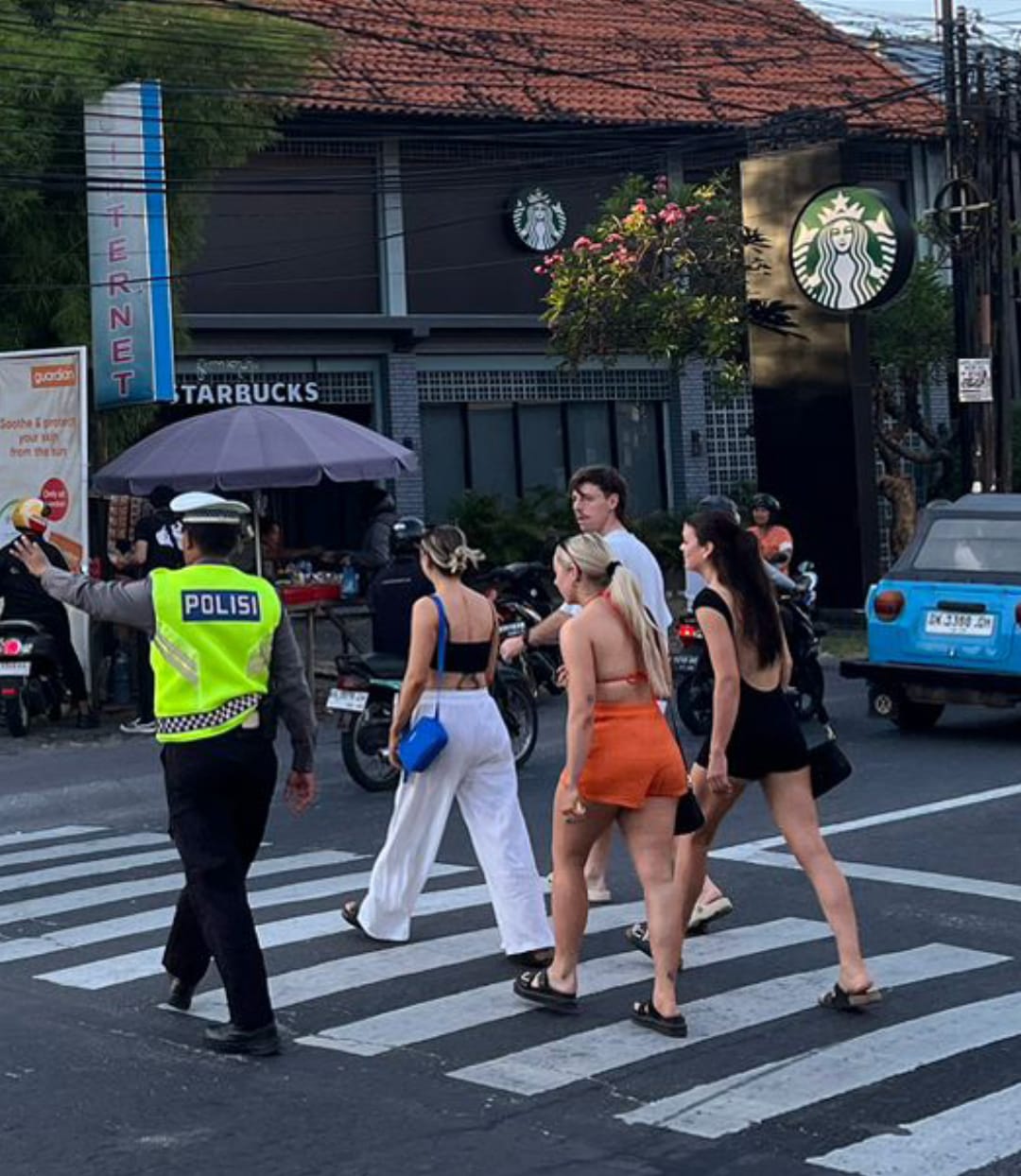 Hindari Kecelakaan Bripka Wayan Mustika Sebrangkan Pejalan Kaki