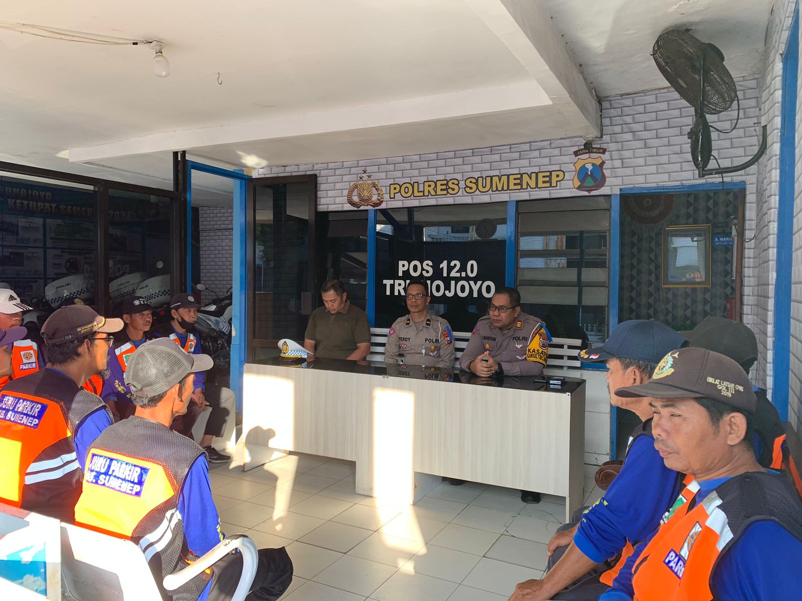 Kasatlantas Polres Sumenep Berikan Tips Aman Menjadi Juru Parkir