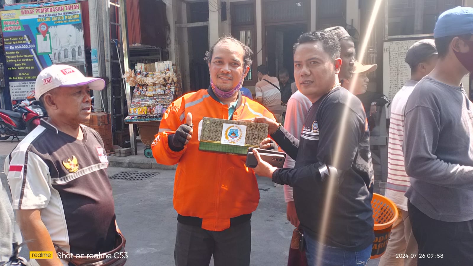 Jum’at Berkah AMI Bagikan Ratusan Sarung Gratis Untuk Umat Muslim 