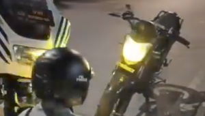 Viral di Facebook: Pemuda Ditindak Anggota Lantas Karena Modifikasi Lampu Motor Mengganggu, Warganet Memuji Tindakan Anggota
