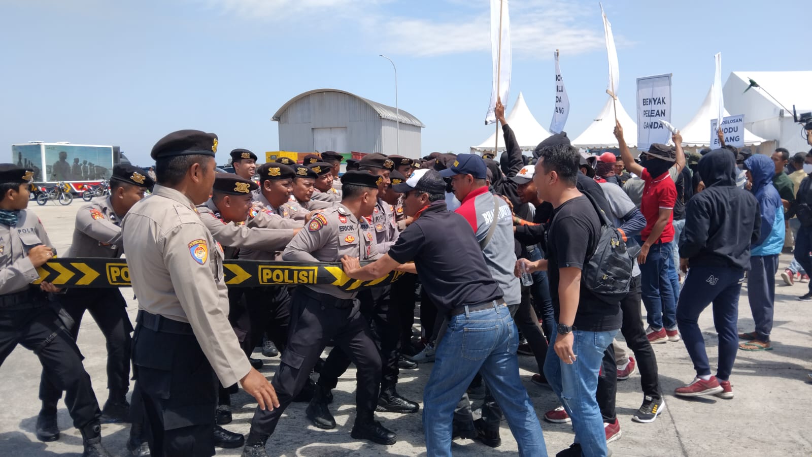 Mantapkan Kesiapan Menjelang Pilkada Serentak, Personil Polres Pamekasan Mengikuti Latihan Sispamkota Di Pelabuhan Trunojoyo Sampang