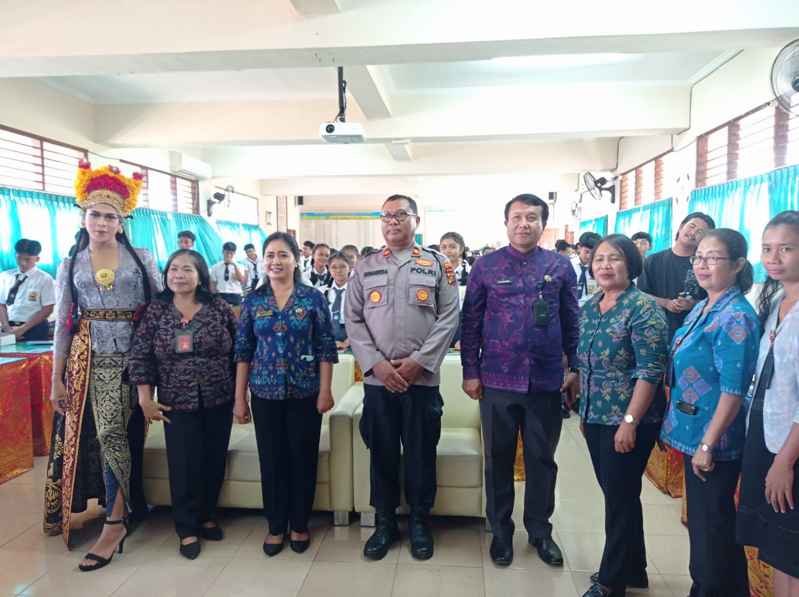Ajak Pelajar Bijak Bermedia Sosial, Sat Binmas Sambangi SMP N 5 Mengwi