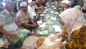 Warga Kalianak Gang Rahmat 1A Sambut Malam Hari HUT RI ke 79, Serta Adakan Perayaan Pemotongan Tumpeng