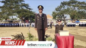 Kapolsek Sumberasih AKP Sugeng Aprianto, SH, Memimpin Langsung Upacara Penurunan Bendera