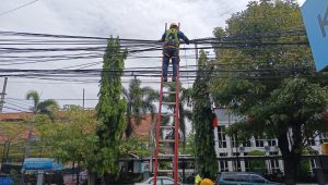PLN Icon Plus Menata Kabel FO di Tiang PLN Madiun Kota Guna Jaga Estetika Kota dan Keandalan Jaringan