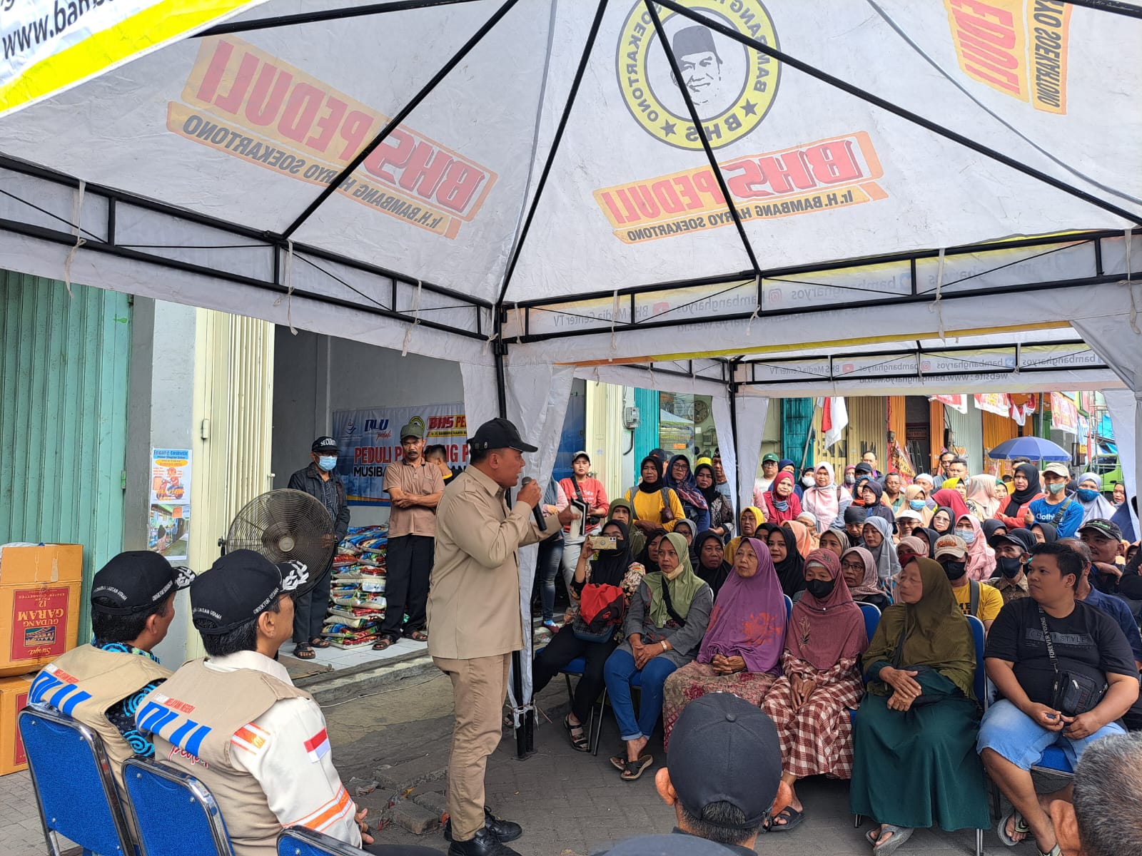 Gandeng DLU Holding, BHS Turunkan Bantuan Sembako Untuk Pedagang Pasar Krian