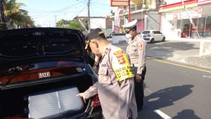 Antisipasi Gangguan Kamtibmas Polsek Mengwi Periksa Kendaraan Roda Empat
