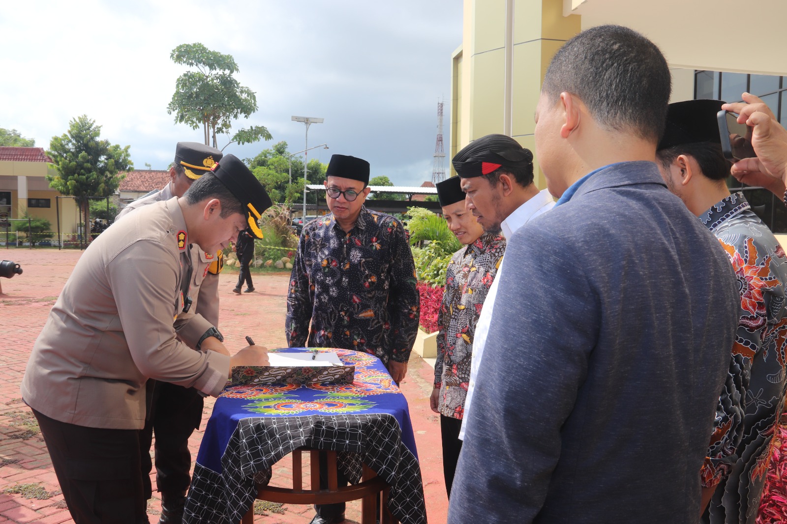 Serah Terima Walpri Kepada Paslon, Ini Pesan Kapolres Sumenep