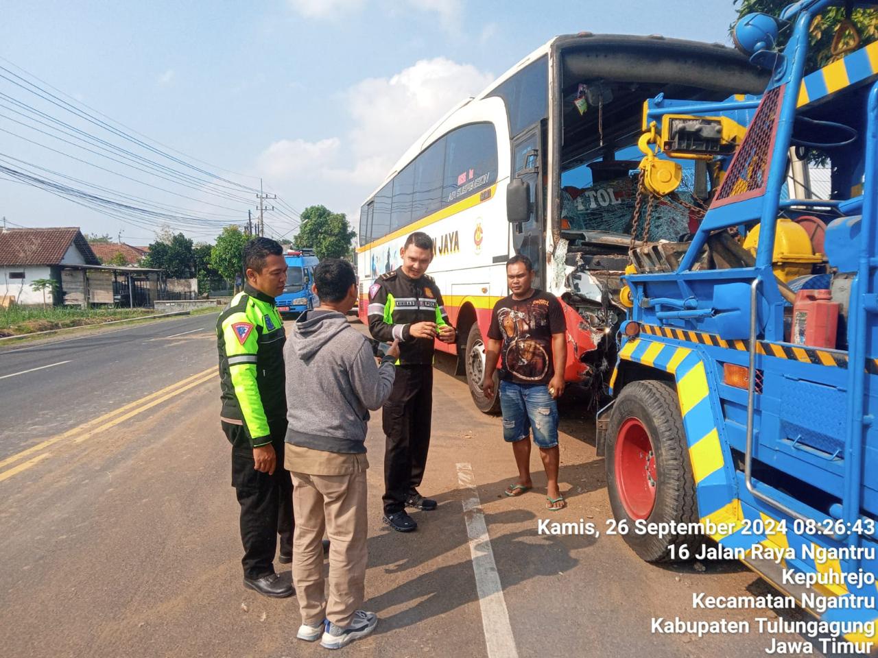 Satlantas Polres Tulungagung Olah TKP Kecelakaan Lalu Lintas Bus Dengan Truck di Ngantru, 2 Orang Terluka