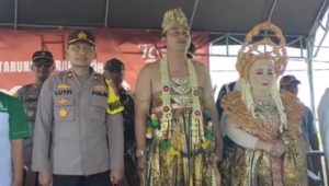 Wakapolres Probolinggo Kota Bersama Kapolsek Sumberasih Hadiri Kegiatan Pawai Budaya Di Desa Jangur