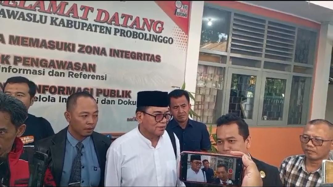 Dikawal Tim Hukum, Cawabup H. Abd. Rasit Hadir ke Bawaslu Kab. Probolinggo