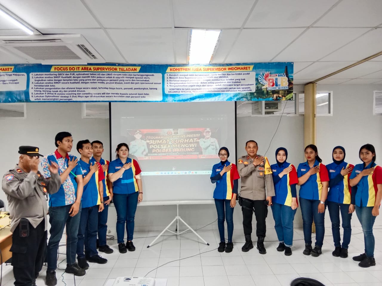 Kapolsek Mengwi Gelar Jumat Curhat Bersama Karyawan Indomaret