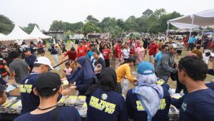 Relawan PLN Berikan Bantuan Pendidikan dan Kesehatan Warga Kampung Pemulung Jurang Mangu Timur