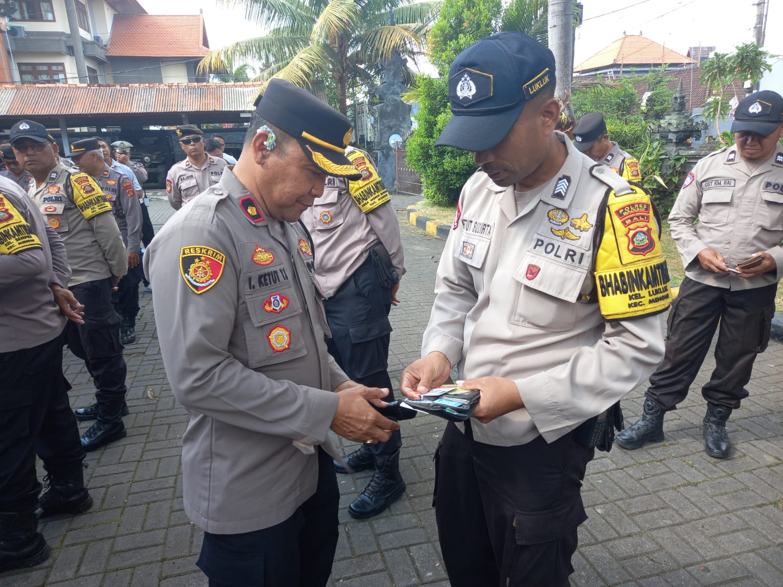 Sebelum Menertibkan Masyarakat Kapolsek Mengwi Cek Kelengkapan Administrasi Personilnya