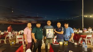 Jurnalis Jawa Timur Berikan Cinderamata kepada Anggota DPRD Kabupaten Badung di Rumah Makan Kampoeng Seafood