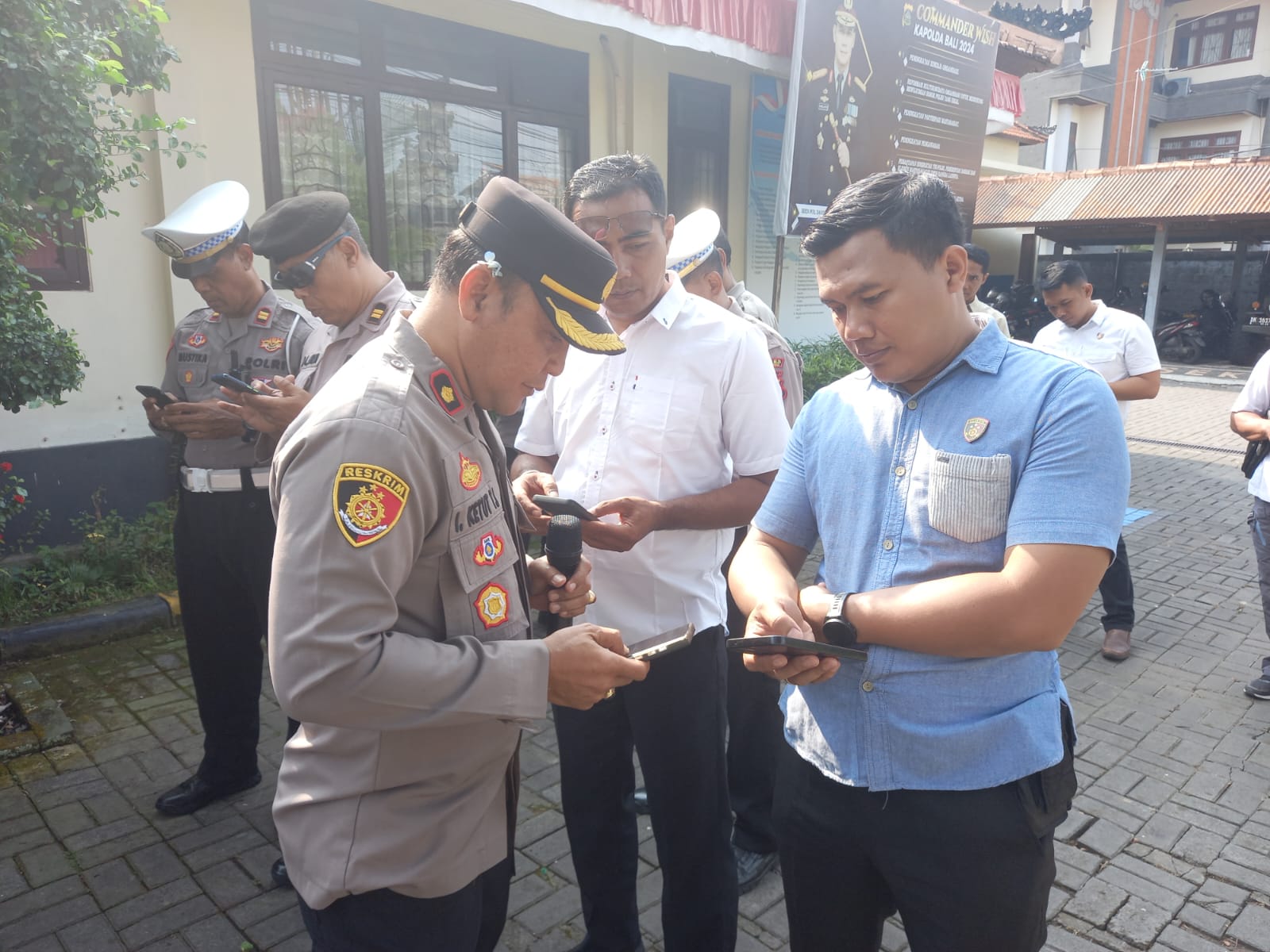 Awasi Aplikasi Judol Kapolsek Mengwi Sidak HP Personilnya