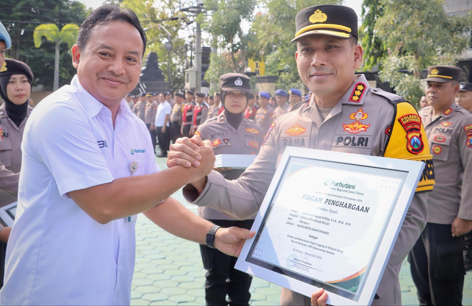 Perhutani Divre Jatim Beri Penghargaan Polresta Banyuwangi sebagai Pelopor Pemberantasan Illegal Logging