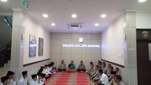 Polsek Kelapa Gading Gelar Kegiatan Pengajian Mingguan dan Bagikan Santunan Anak Yatim Piatu