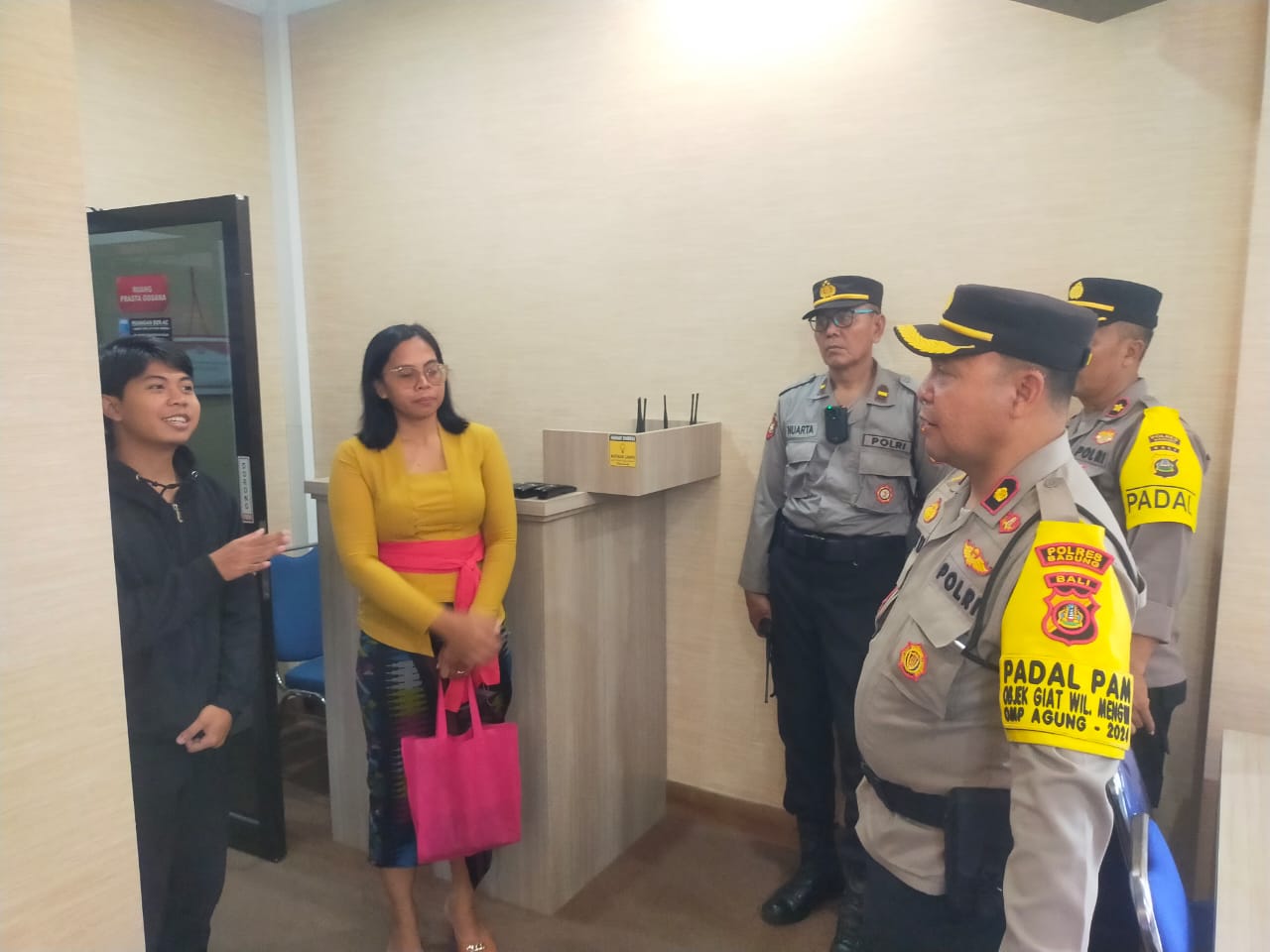 Jelang Pendistribusian Logistik Pilkada, Kapolsek Mengwi Cek Kesiapan Gudang Logistik di Masing-masing Desa dan Kelurahan