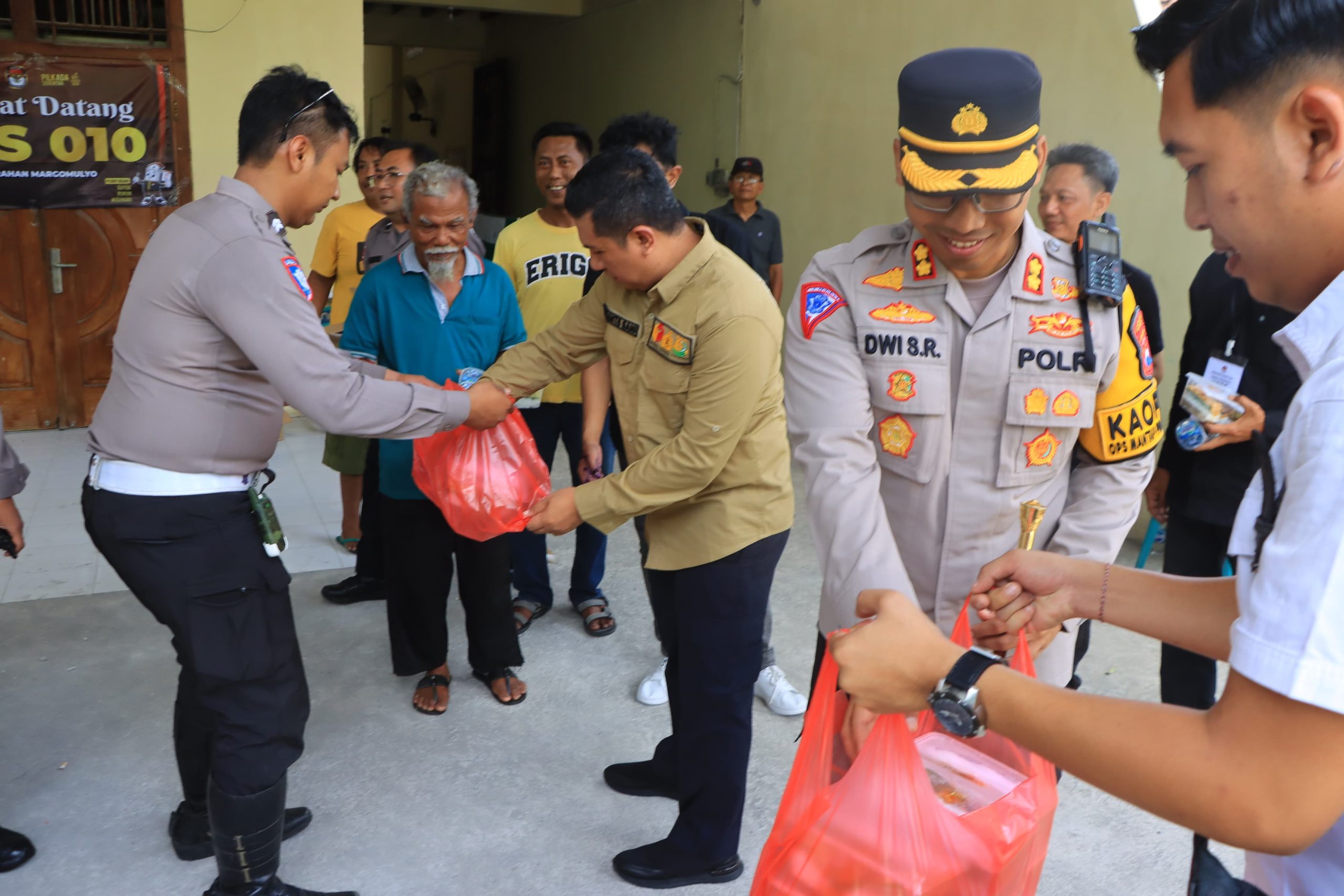 Cooling System Pungut Suara, Polres Ngawi Berbagi Makanan Sehat Gratis Untuk Warga di TPS
