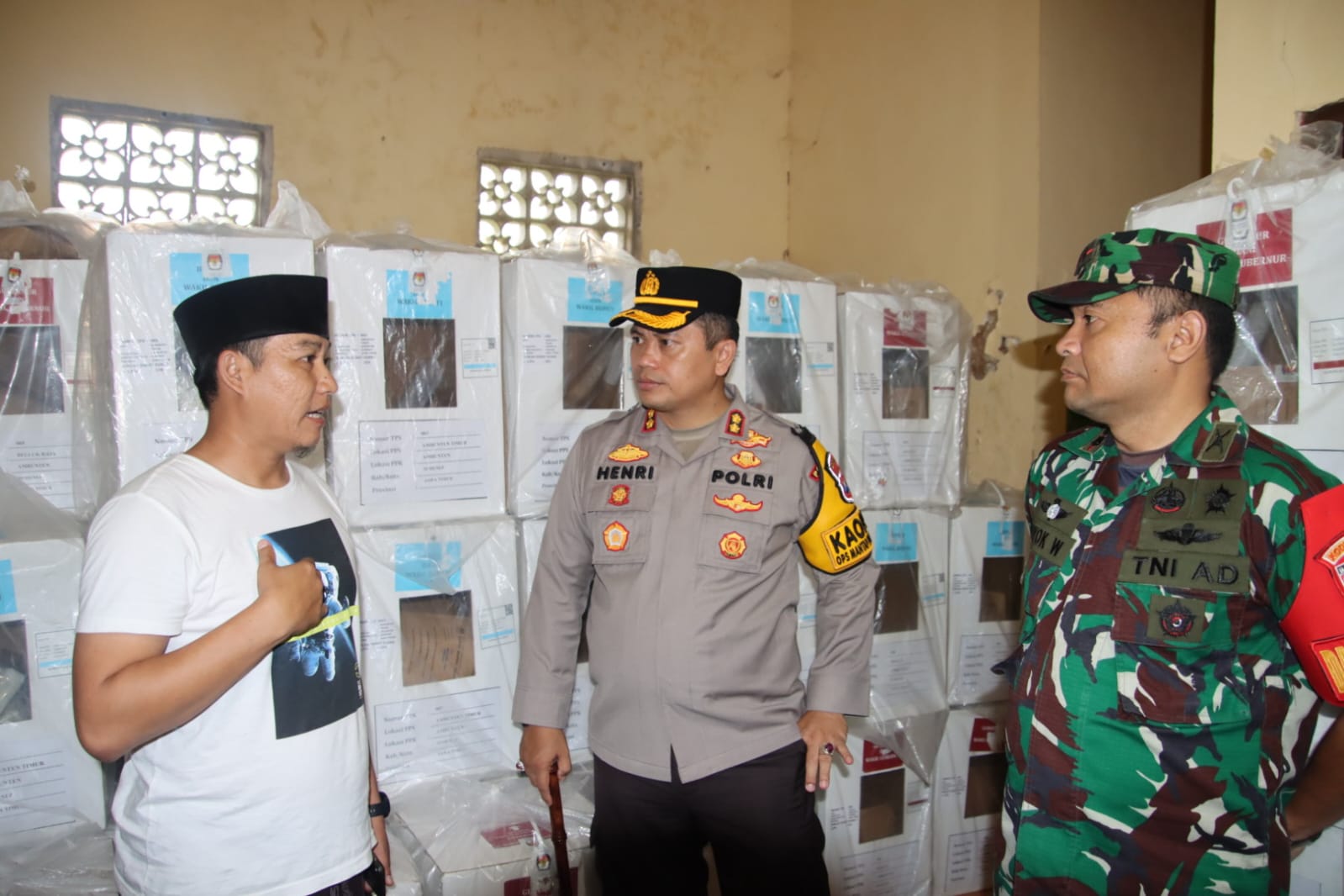 Kapolres dan Dandim 0827 Sumenep Monitoring dan Pengecekan Pergeseran Kotak Suara Dari PPS ke PPK Kecamatan Manding, Dasuk dan Ambunten