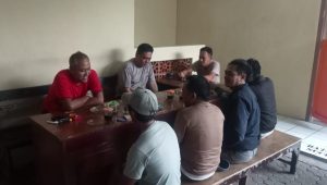 Anggota Polsek Tegalsiwalan PIRAMID / Ngopi Bareng Media Untuk Tingkatkan Kekondusifan Di Wilayahnya