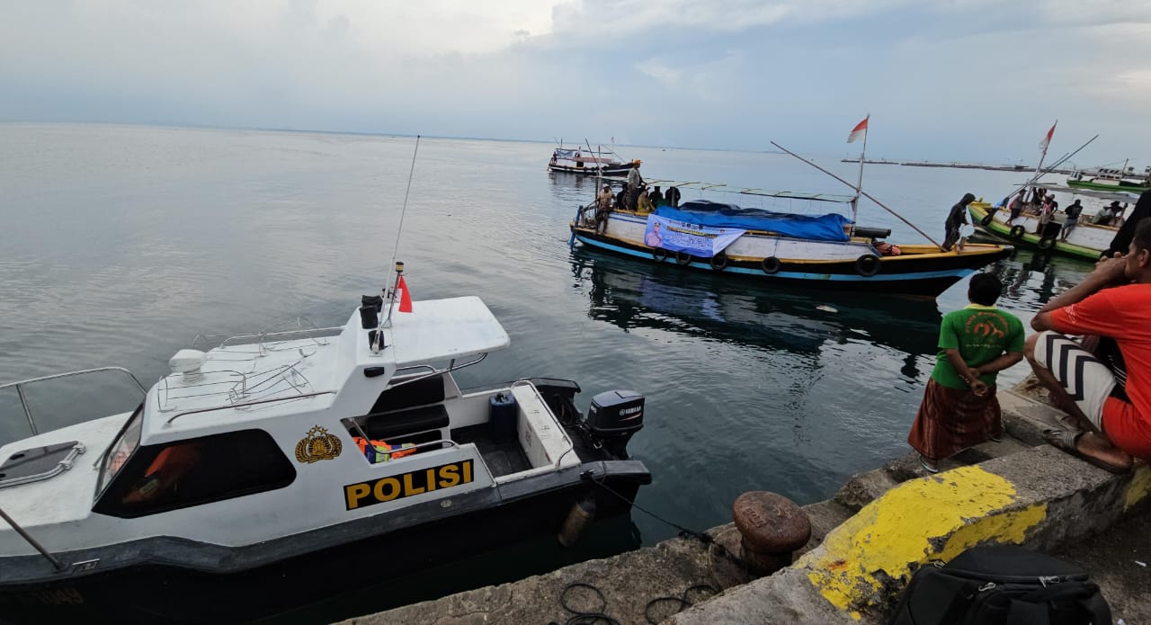 Polres Probolinggo Kirim Bantuan Air Mineral ke Warga Pulau Gili Ketapang