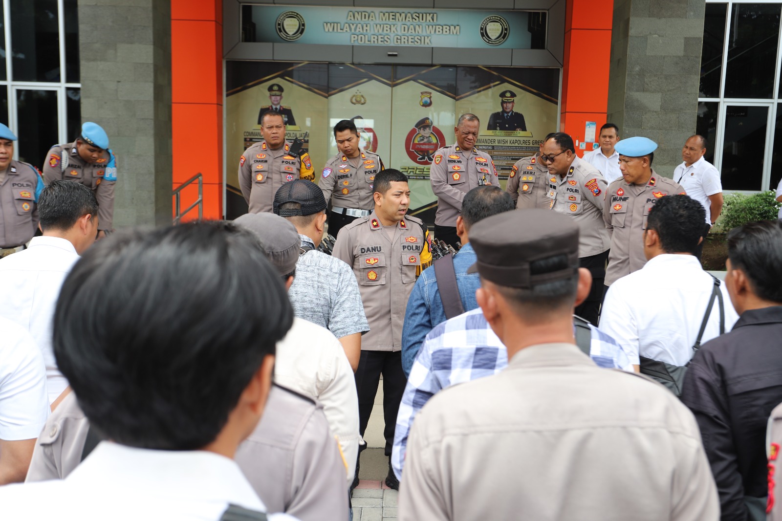 Usai Apel, Polres Gresik Gelar Pemeriksaan Senjata Api