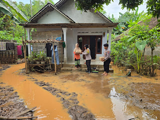 Peduli Bencana, Kapolres Pasuruan Salurkan Bantuan Kepada Warga Terdampak Banjir di Kecamatan Winongan