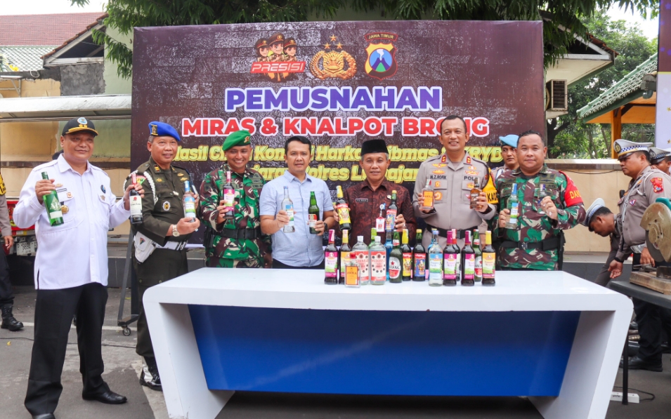Jelang Nataru, Polres Lumajang Musnahkan Ribuan Miras dan Knalpot Brong