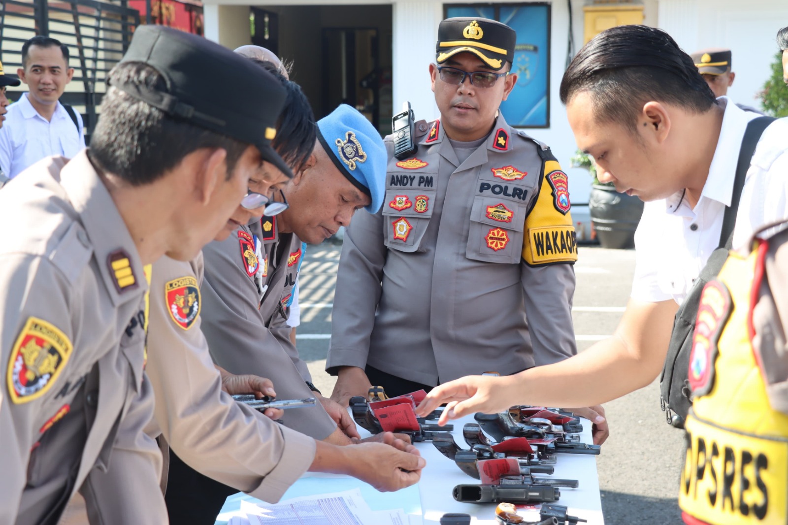 Pengawasan dan Pengendalian, Wakapolres Pamekasan Lakukan Pengecekan Senpi Anggotanya