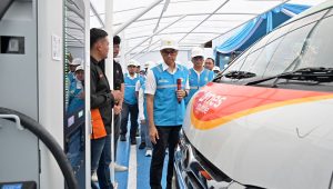 Sambut Nataru, Dirut PLN Tinjau SPKLU Bandung Pastikan Seluruh Infratruktur EV Siap Layani Masyarakat 24 Jam