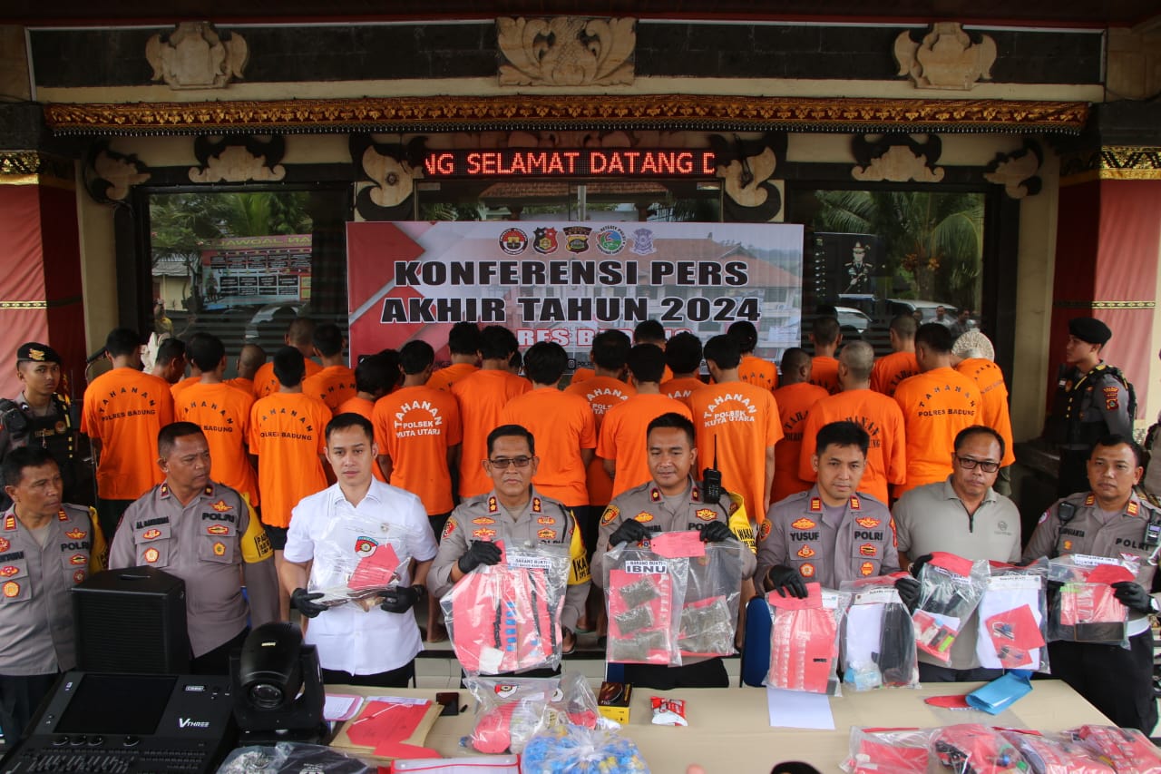 Kapolres AKBP Teguh Priyo Wasono Pimpin Konferensi Pers Akhir Tahun 2024