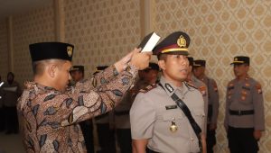 Kapolres Sampang Pimpin Upacara Sertijab Kasatlantas Polres Sampang