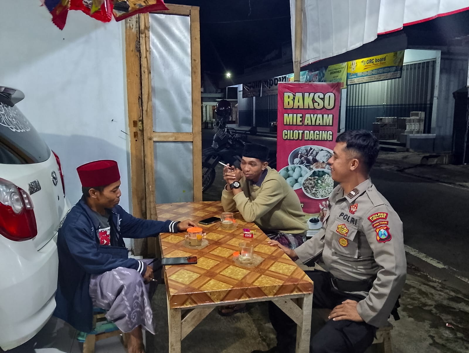 Polsek Pasrujambe Sambangi Warga, Tingkatkan Keamanan dan Silaturahmi