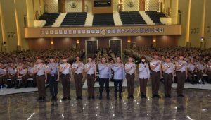 Kadivhumas Berikan Pin Brivet Kepada 10 Taruna Akpol Dengan Nilai Sertifikasi Kehumasan Terbaik