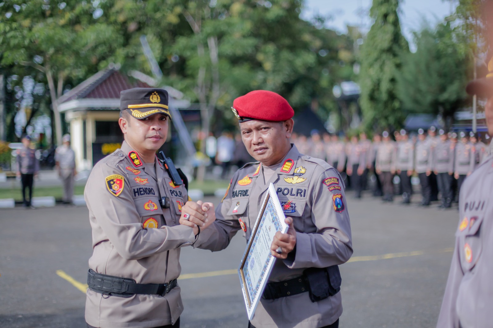 Kapolres Sampang Berikan Penghargaan Kepada 27 Anggotanya Yang Berprestasi