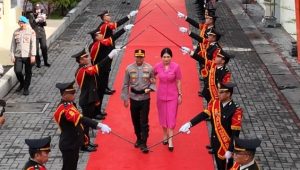 Mengawali Tugas, Kapolres Gresik AKBP Rovan Richard Mahenu Disambut Upacara Pedang Pora
