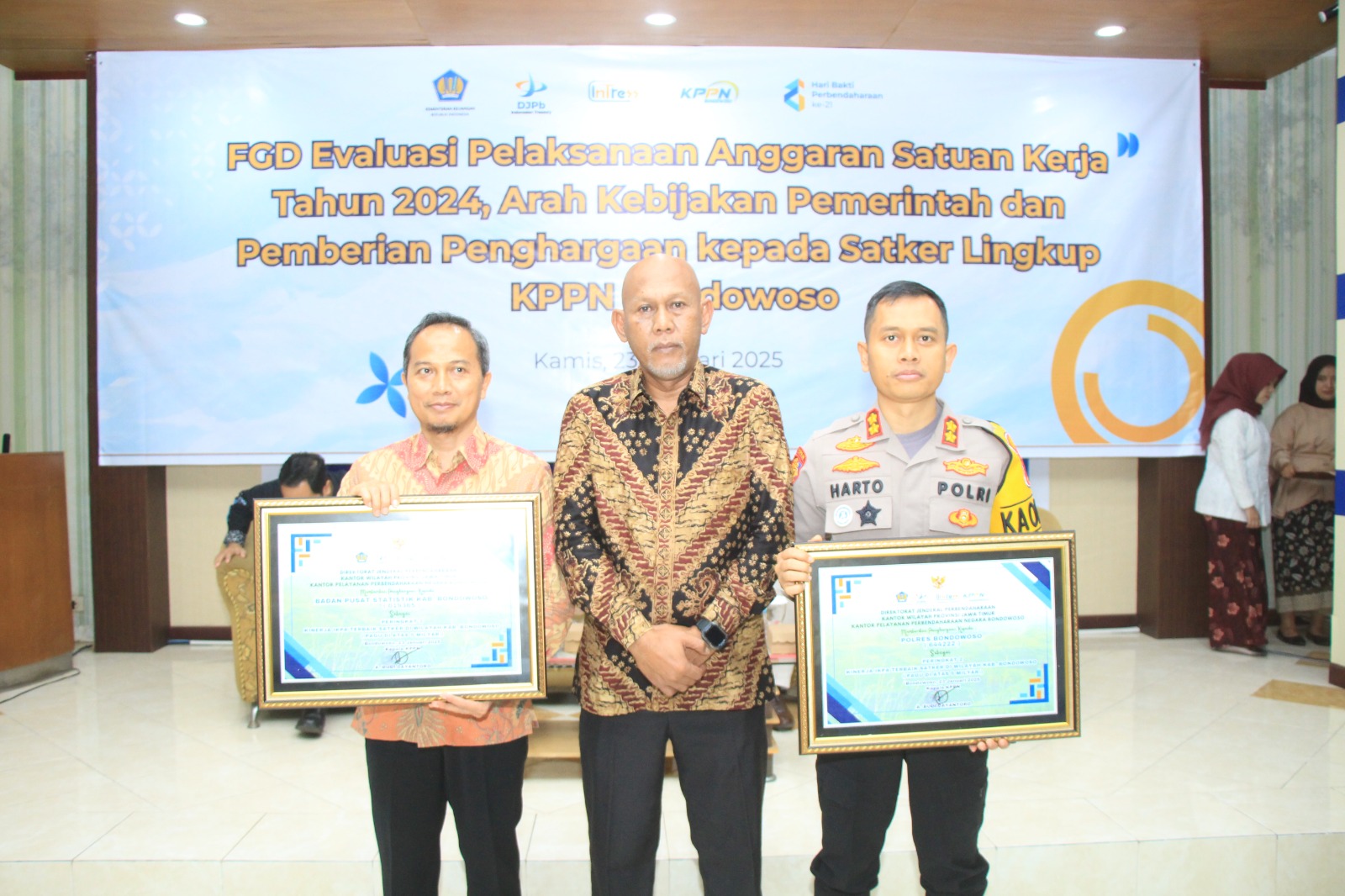 Polres bondowoso meraih dua penghargaan dari KPKN Bondowoso