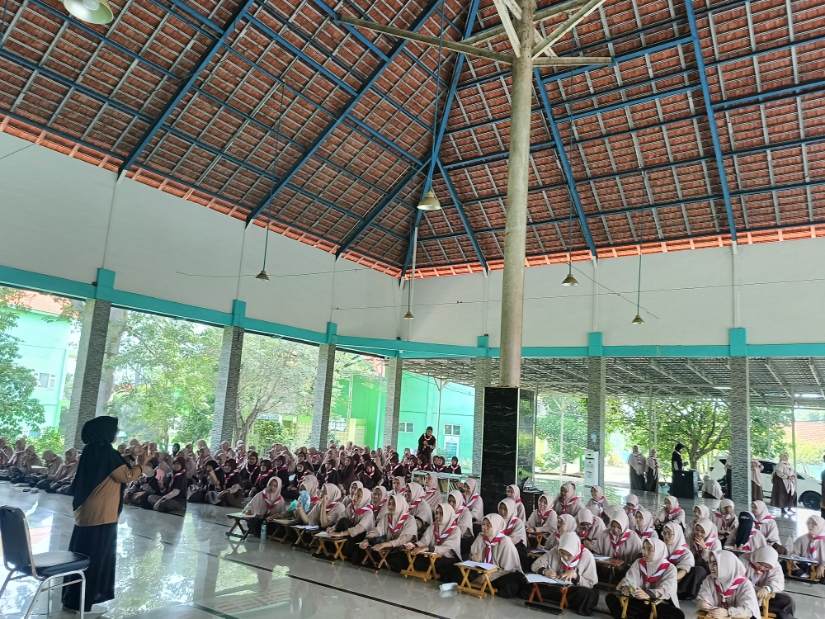 Santri Ponpes eLKISI Tanamkan Adab dan rasa cinta pada lingkungan melalui kegiatan pramuka