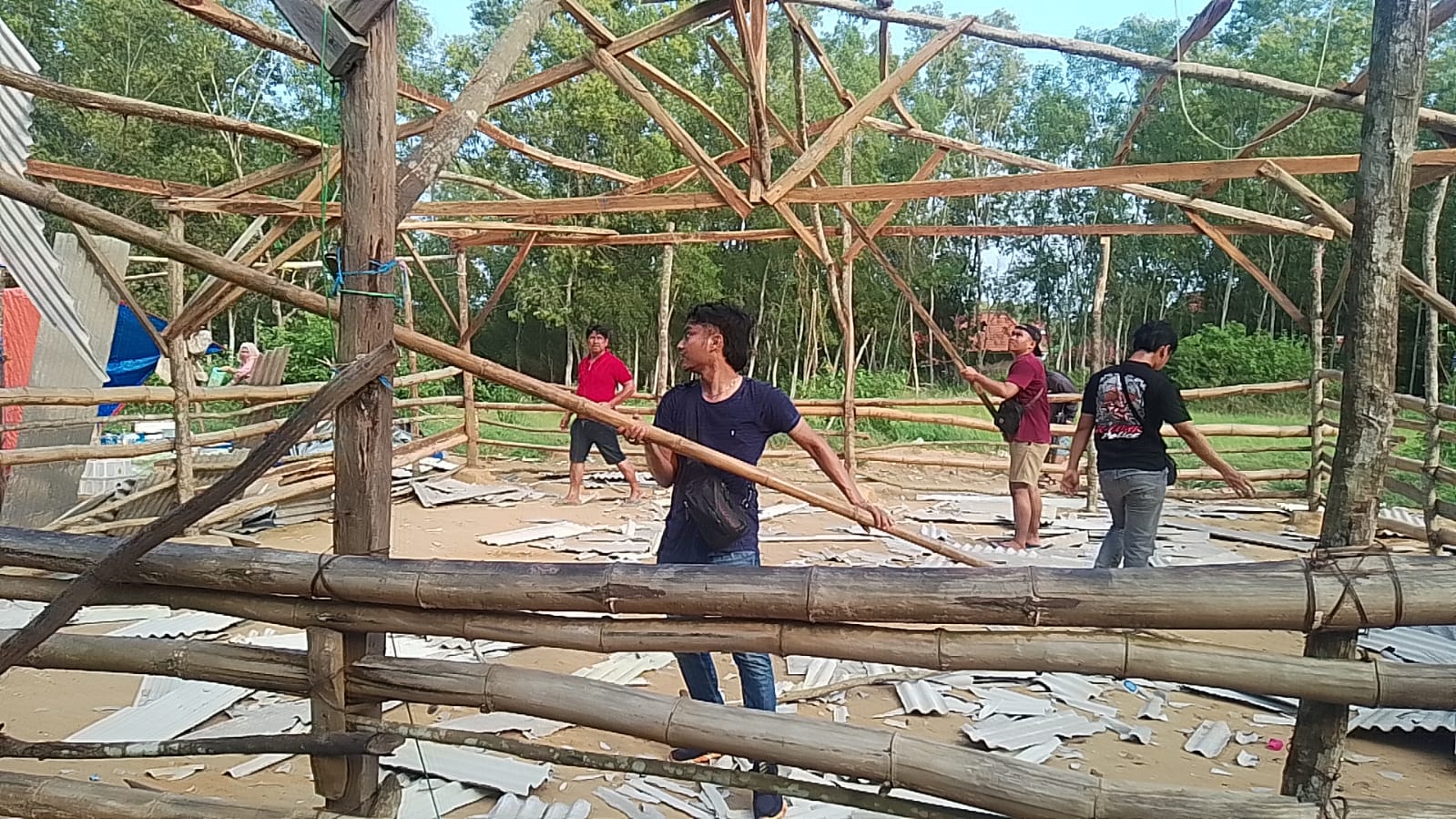 Polres Sampang Bubarkan Judi Sabung Ayam Di Kecamatan Kedundung