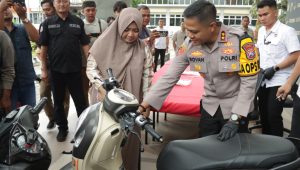 Kapolres Gresik Bantu Temukan Motor, Ibu Eva Tak Kuasa Menahan Haru